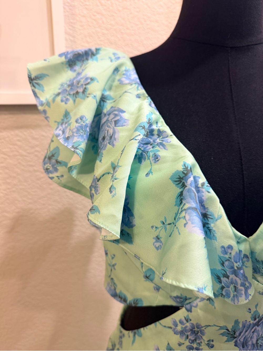 ASOS Green Maxi Dress with Blue Floral Print and Ruffle V-Neck - Picture 4 of 9